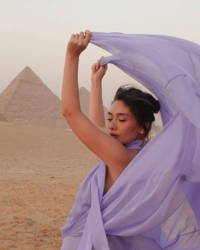 النجمة التركية "نسليهان أتاغول" تستعرض حملها في مصر