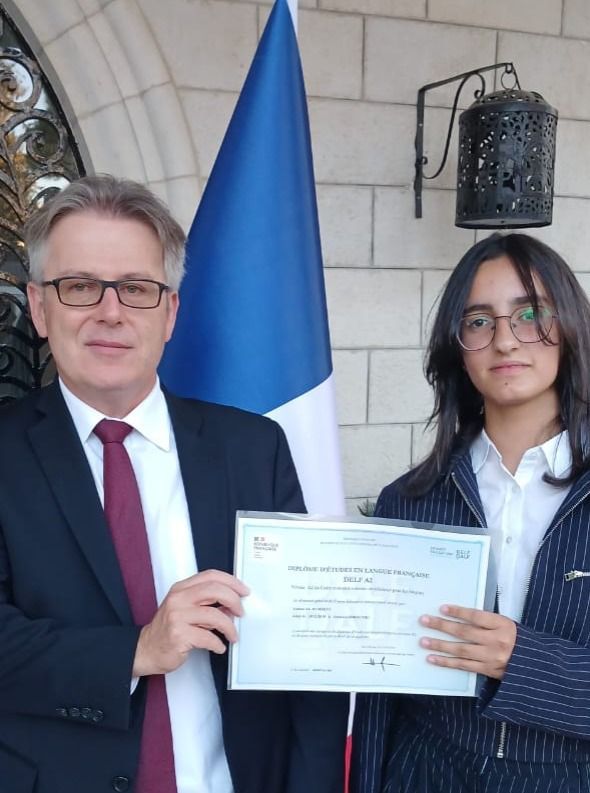 صورة حول : السفير الفرنسي يكرم الطالبة لمار الراميني لتفوقها في امتحان اللغة الفرنسية المدرسي السفير الفرنسي يكرم الطالبة لمار الراميني لتفوقها في امتحان اللغة الفرنسية المدرسي