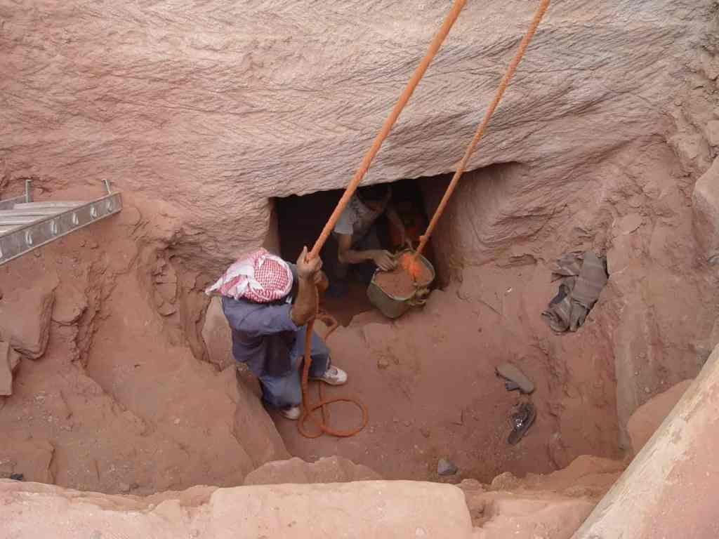 خبيران اردنيان يصدران بيان عن القبر النبطي في البتراء