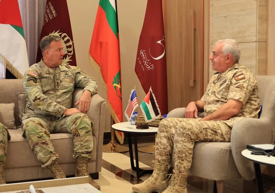 صورة حول : اللواء الحنيطي يستقبل وفداً عسكرياً أميركياً ويبحث تعزيز التعاون المشترك اللواء الحنيطي يستقبل وفداً عسكرياً أميركياً ويبحث تعزيز التعاون المشترك