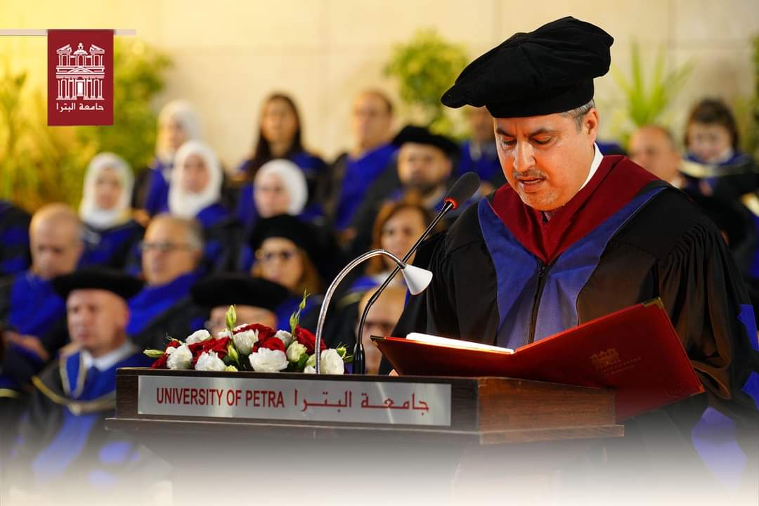 رئيس جامعة البترا يرعى حفل تخريج الفوج الثلاثين (فوج اليوبيل الفضي) ويشيد بتميز الخريجين