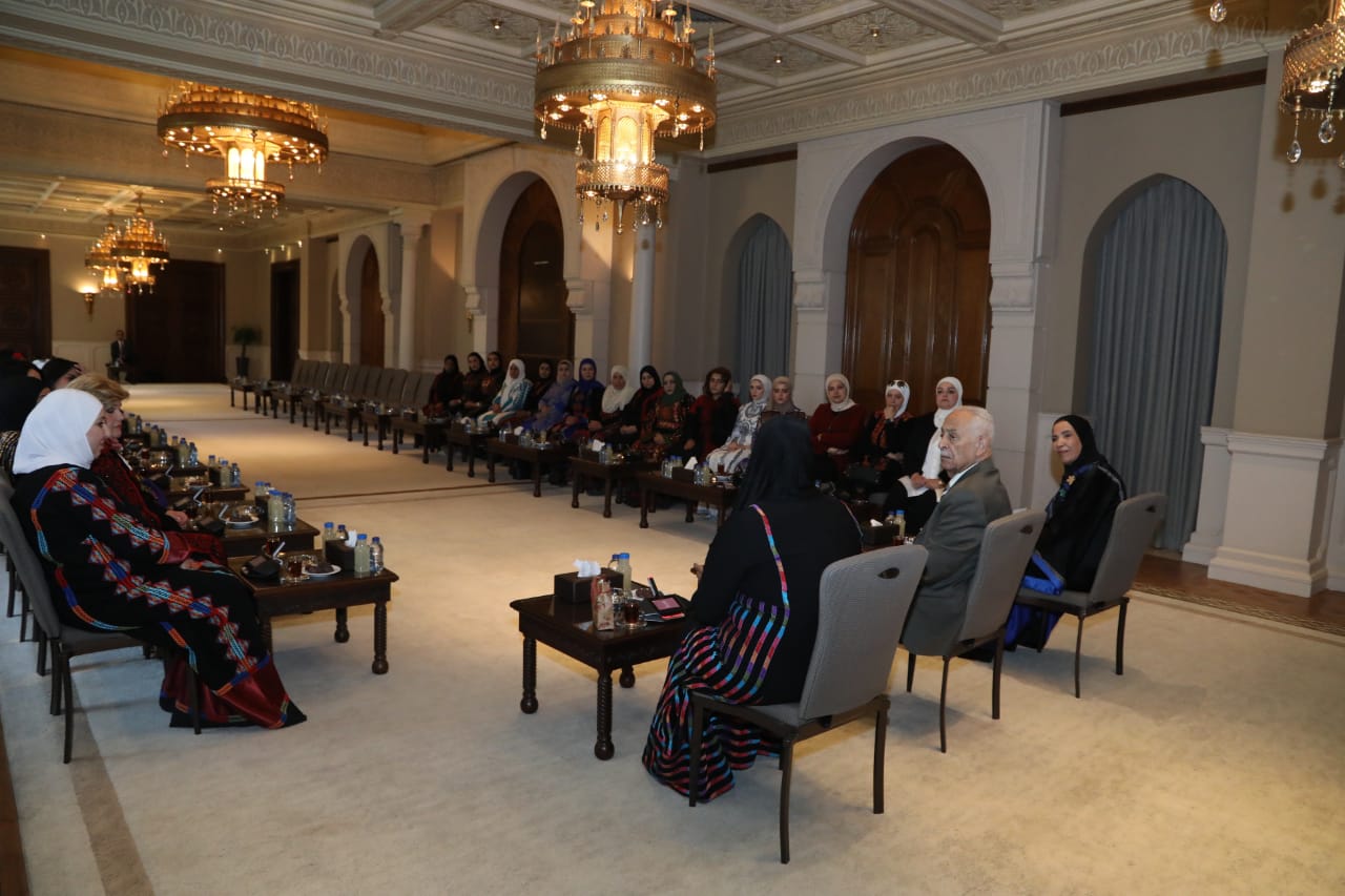 رئيس الديوان الملكي يلتقي وفدا نسائيا