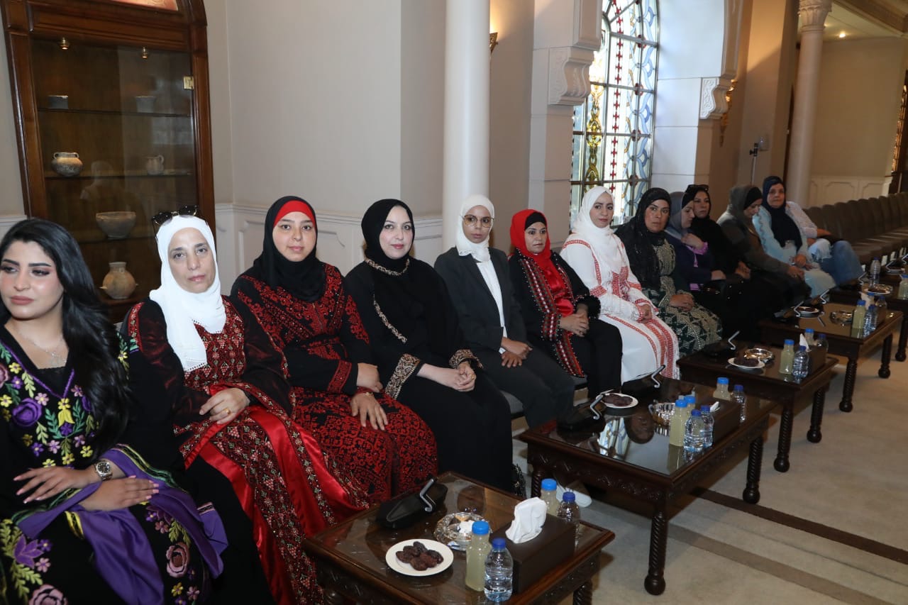 رئيس الديوان الملكي يلتقي وفدا نسائيا