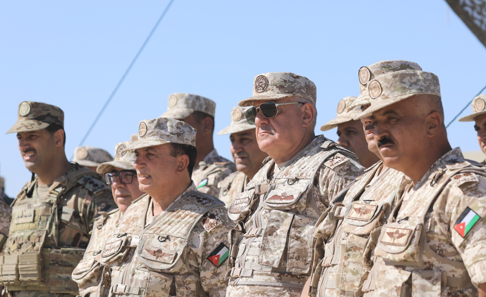 صورة حول : اللواء الركن الحنيطي يتابع اختبار عدد من الأسلحة المدرعة والمدفعية اللواء الركن الحنيطي يتابع اختبار عدد من الأسلحة المدرعة والمدفعية