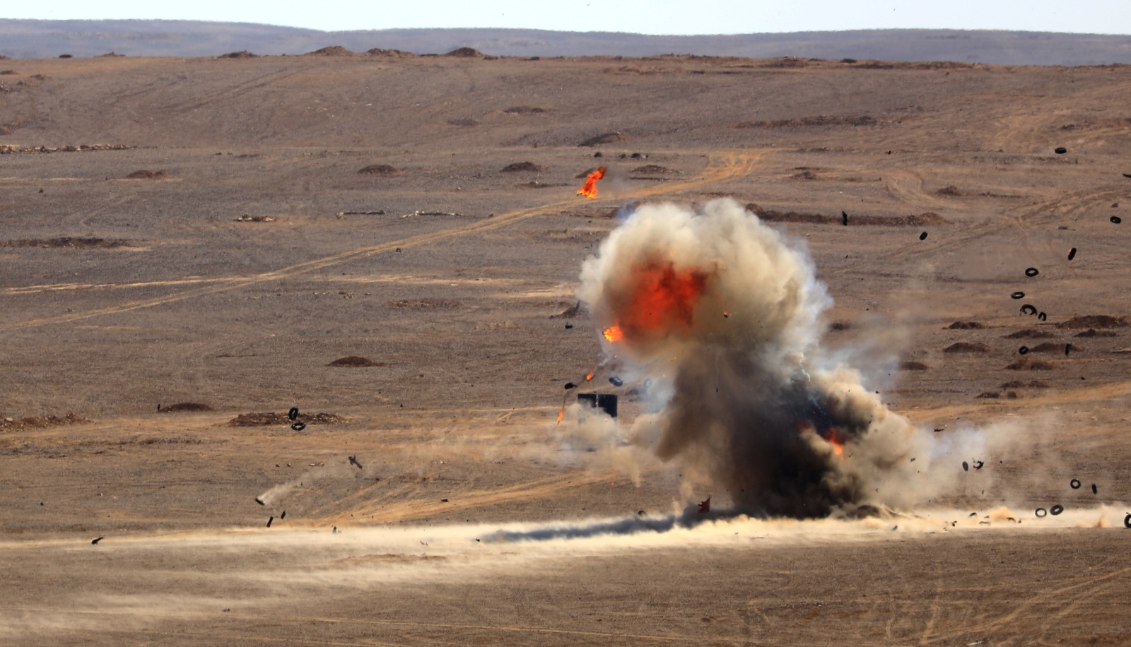 اللواء الركن الحنيطي يتابع اختبار عدد من الأسلحة المدرعة والمدفعية