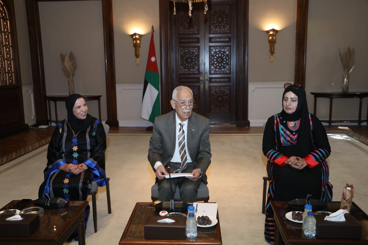 رئيس الديوان الملكي يلتقي وفدا نسائيا