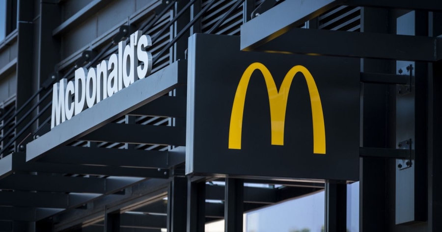 ماكدونالدز تسجل انخفاضاً في المبيعات العالمية بسبب تباطؤ زيارات العملاء وتداعيات سياسية وصحية