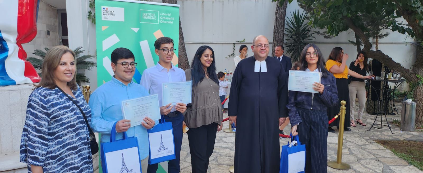 السفير الفرنسي يكرم الطالبة لمار الراميني لتفوقها في امتحان اللغة الفرنسية المدرسي