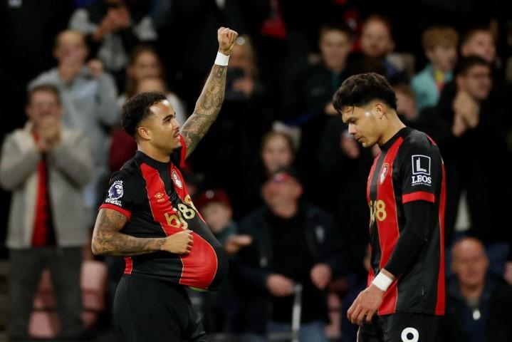 صورة حول : آرسنال يخسر 0-2 أمام بورنموث بعد طرد ساليبا آرسنال يخسر 0-2 أمام بورنموث بعد طرد ساليبا