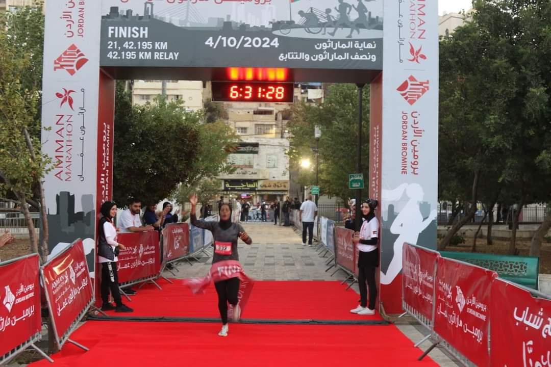 عداءو الأمن العام يحصدون الذهب في برومين ماراثون عمان الدولي