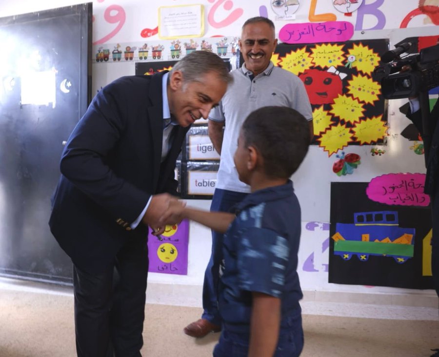 جعفر حسان يشيد بجهود أهالي المفرق ببناء مدرسة الفيصلية الأساسية