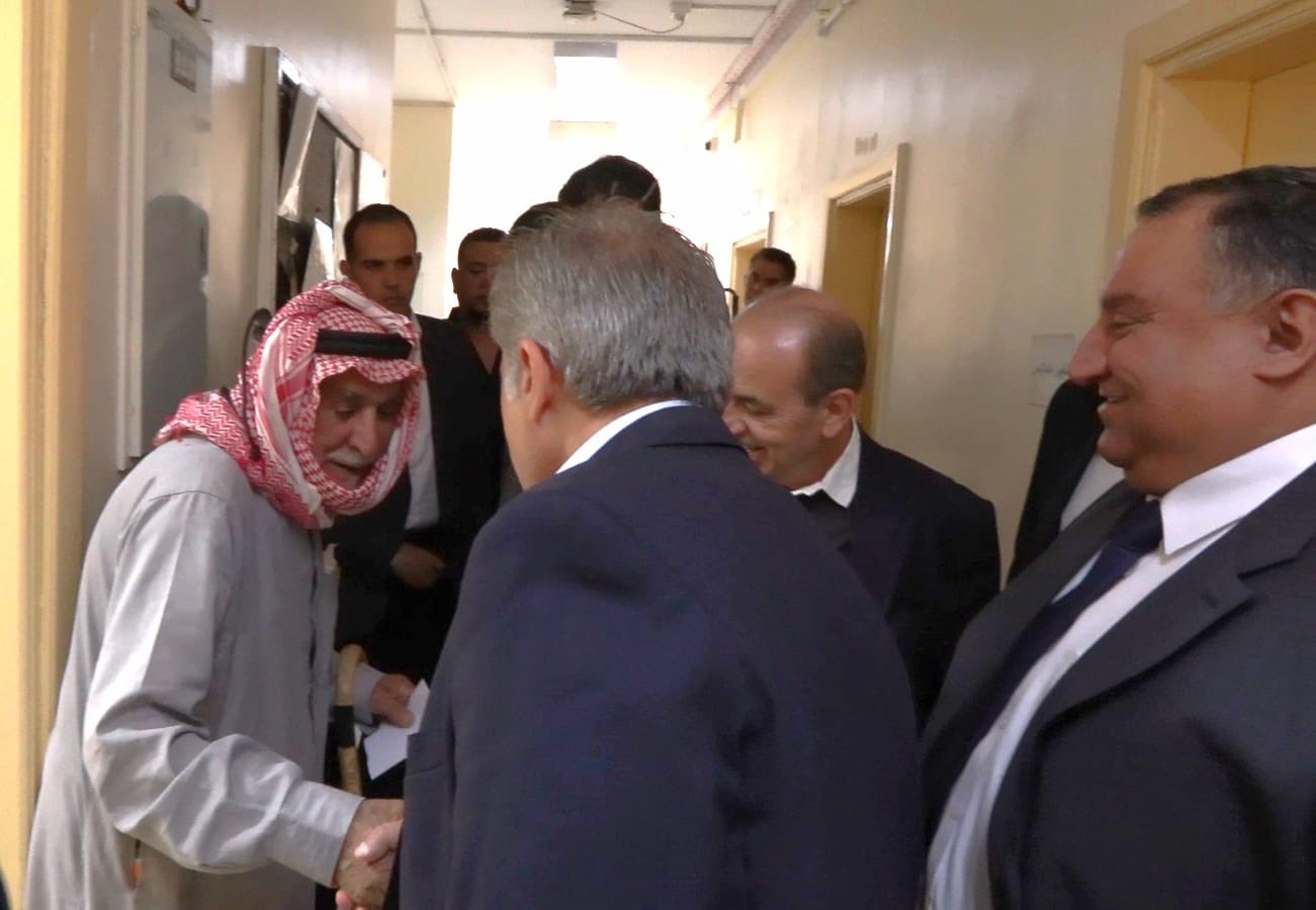 صورة حول : د حسان يلتقي مواطنين في ارحاب المفرق د حسان يلتقي مواطنين في ارحاب المفرق