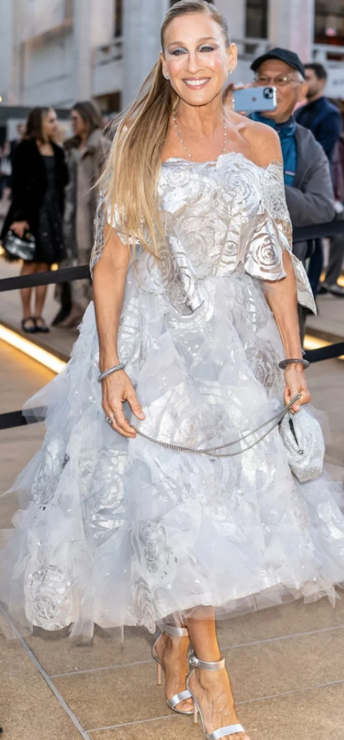 صورة حول : سارة جيسيكا باركر تتألق في حفل أزياء الخريف بمظهر يشبه أميرة الثلج سارة جيسيكا باركر تتألق في حفل أزياء الخريف بمظهر يشبه أميرة الثلج