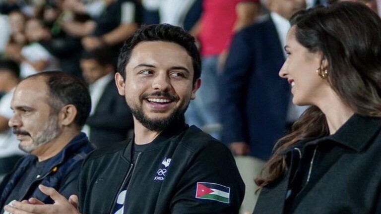 ولي العهد الأردني وزوجته يتفاعلان مع هتاف مشجع في مباراة الأردن وعمان