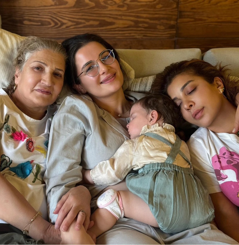 شام الذهبي تنشر صورة تجمع أربعة أجيال من عائلة أصالة