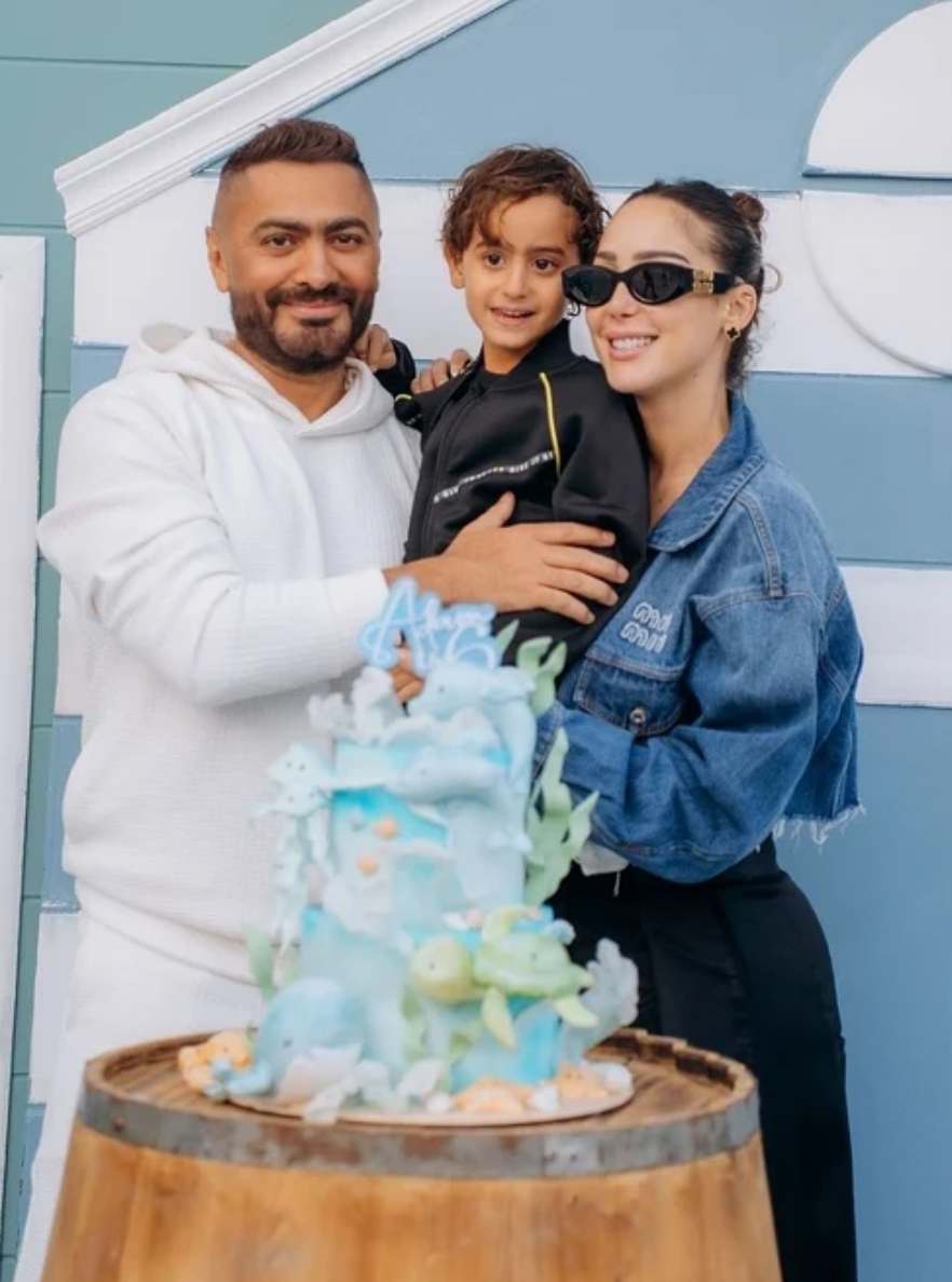 تامر حسني وبسمة بوسيل ينسجمان في حفا ميلاد ابنهما آدم