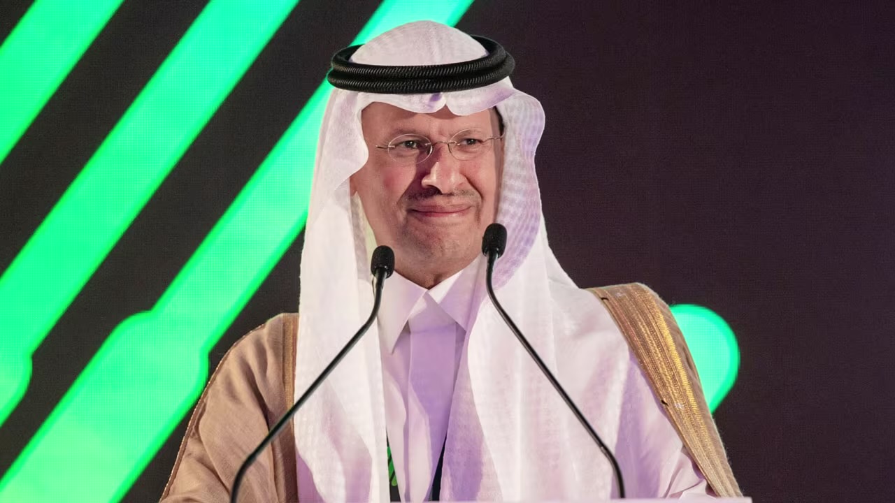 الأمير عبدالعزيز بن سلمان يؤكد أهمية توطين الطاقة