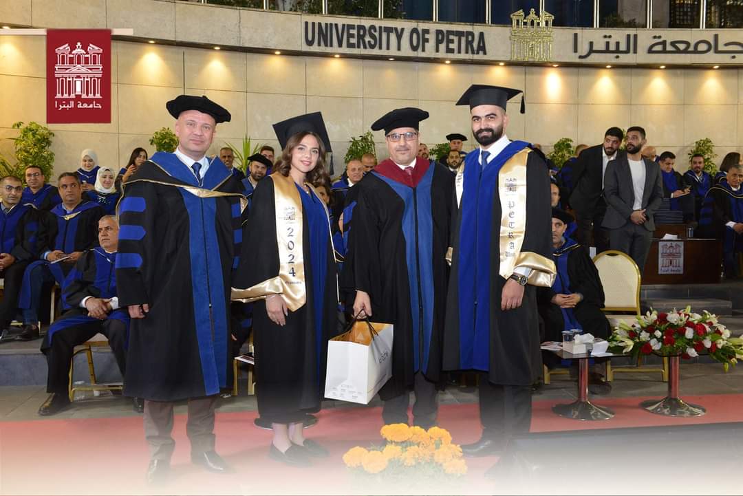 رئيس جامعة البترا يرعى حفل تخريج الفوج الثلاثين (فوج اليوبيل الفضي) ويشيد بتميز الخريجين