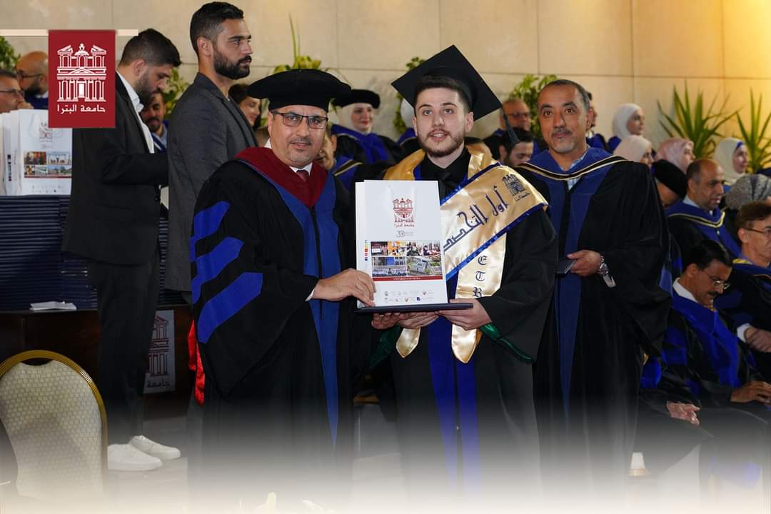 رئيس جامعة البترا يرعى حفل تخريج الفوج الثلاثين (فوج اليوبيل الفضي) ويشيد بتميز الخريجين