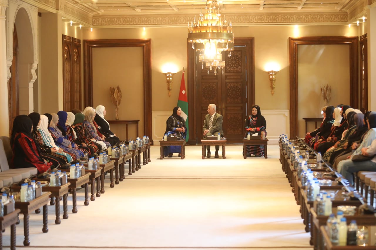 رئيس الديوان الملكي يلتقي وفدا نسائيا