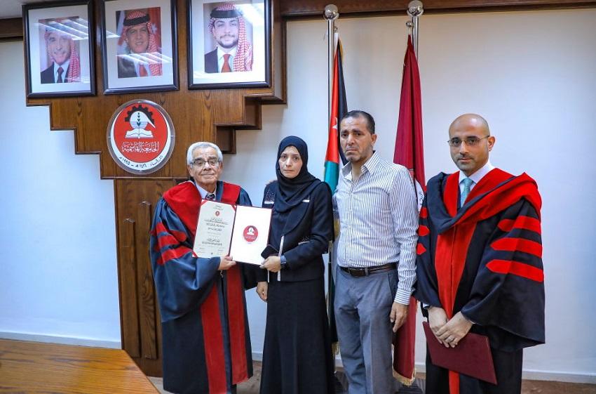 الهاشمية تُسلم ذوي المعايطة شهادة دكتور بالطب