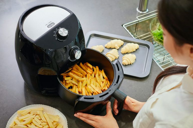 على خطى الهواتف الذكية ..المقلاة الهوائية "جاسوساً " في المنزل