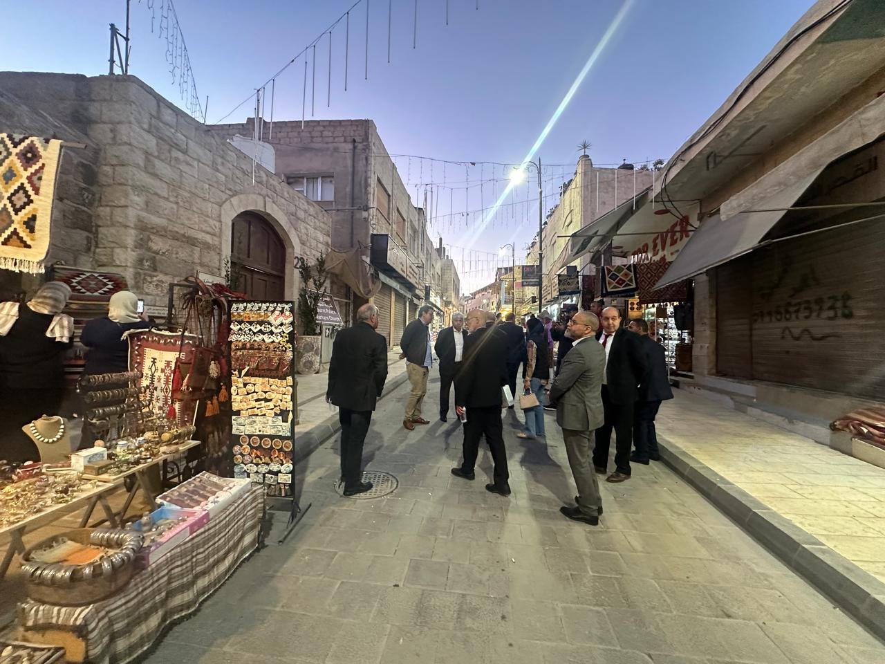 بالفيديو والصور ... شتيوي يكرم أعضاء اتحاد المجالس الاقتصادية والعربية في مطعم سياحي وينظم لهم جولة سياحية بمادبا