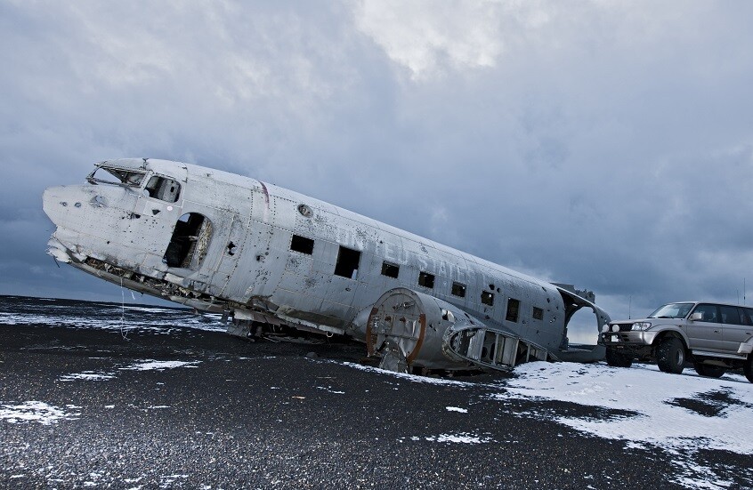 صورة حول : تحطم طائرة صغيرة بعد اصطدامها بمركبة تحطم طائرة صغيرة بعد اصطدامها بمركبة