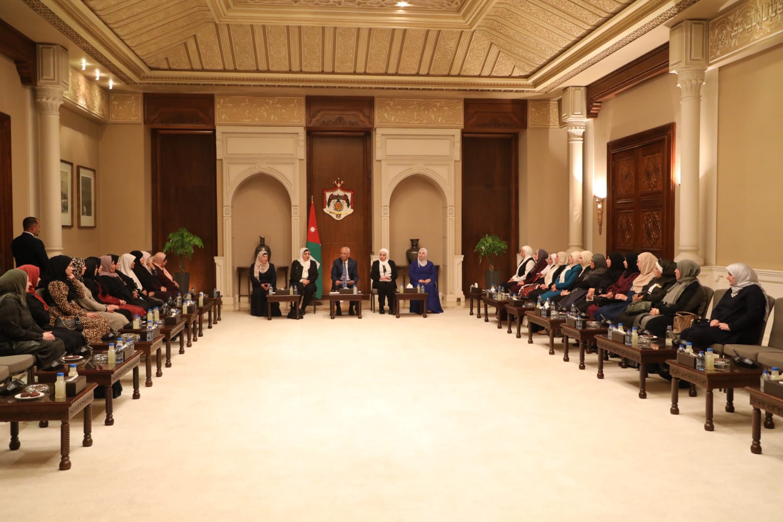عاجل | رئيس الديوان الملكي الهاشمي يلتقي وفدا نسائيا من الزرقاء