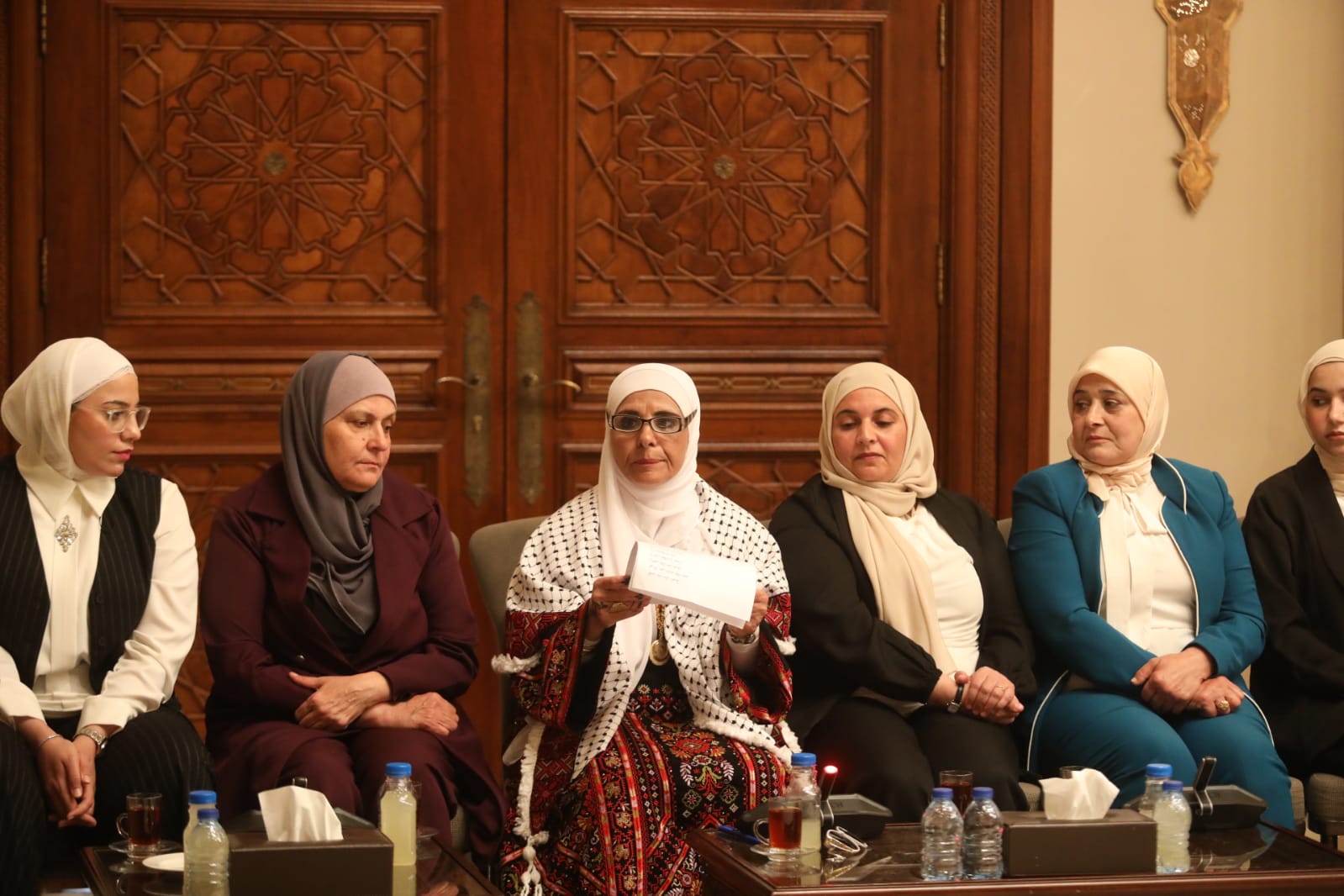 عاجل | رئيس الديوان الملكي الهاشمي يلتقي وفدا نسائيا من الزرقاء