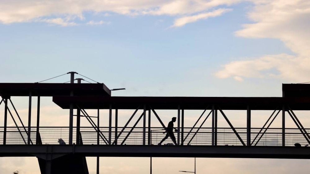 صورة حول : إغلاق طريق سيل الزرقاء لليلة واحدة لتركيب جسر مشاة إغلاق طريق سيل الزرقاء لليلة واحدة لتركيب جسر مشاة