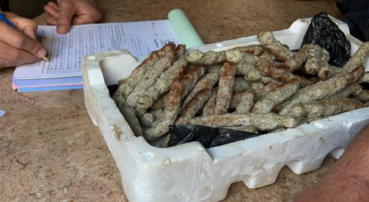 عاجل | حملة واسعة في إربد تغلق محال مخالفة (بالصور)