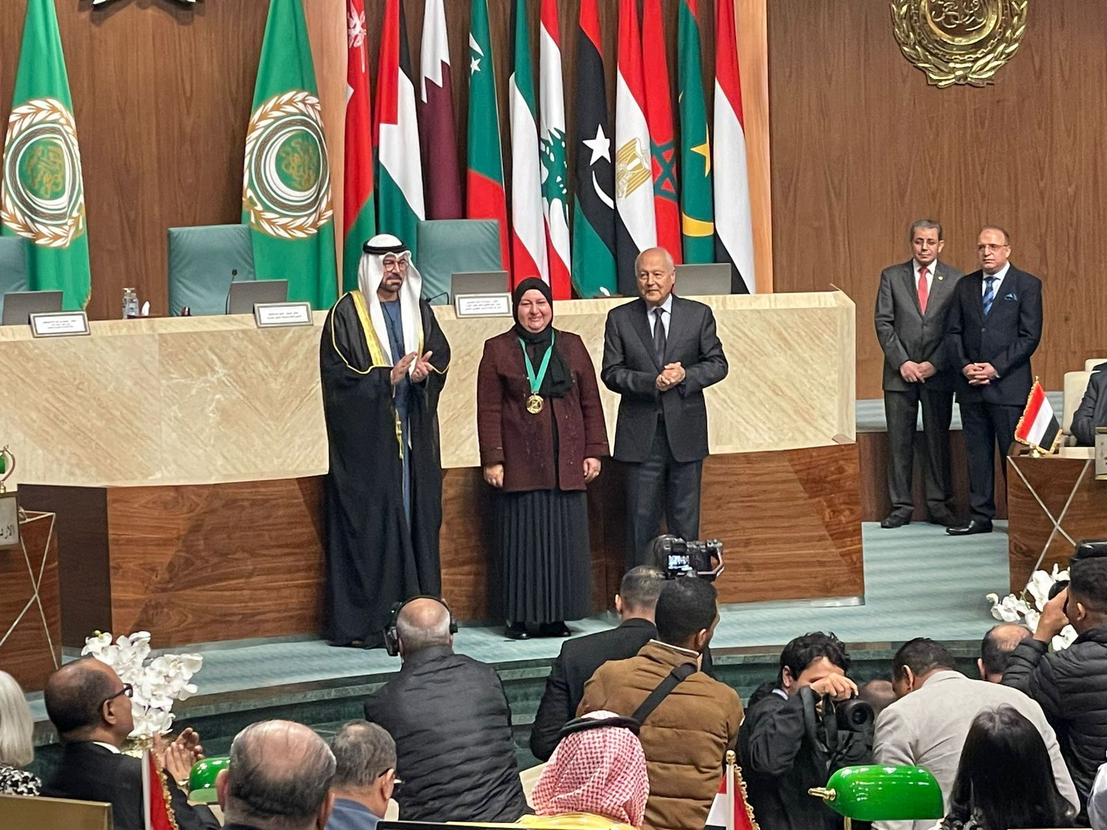 صورة حول : “مديرة بوزارة المياه تحصل على لقب أفضل موظفة حكومية عربية” “مديرة بوزارة المياه تحصل على لقب أفضل موظفة حكومية عربية”
