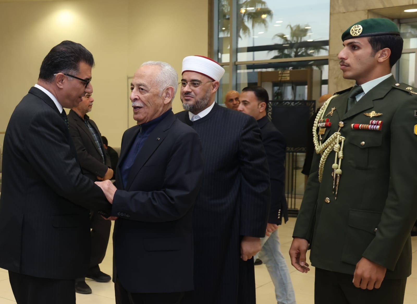 صورة حول : مندوبا عن الملك وولي العهد.. العيسوي يعزي عشيرتي الحنيفات والمحارمة* مندوبا عن الملك وولي العهد.. العيسوي يعزي عشيرتي الحنيفات والمحارمة*