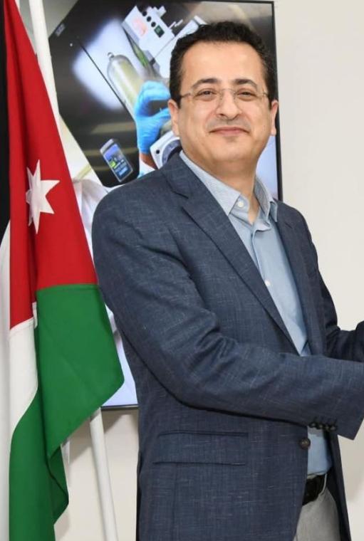 الدكتور مأمون حمادشة ... قامة عصامية تتميز بالعلم والعطاء