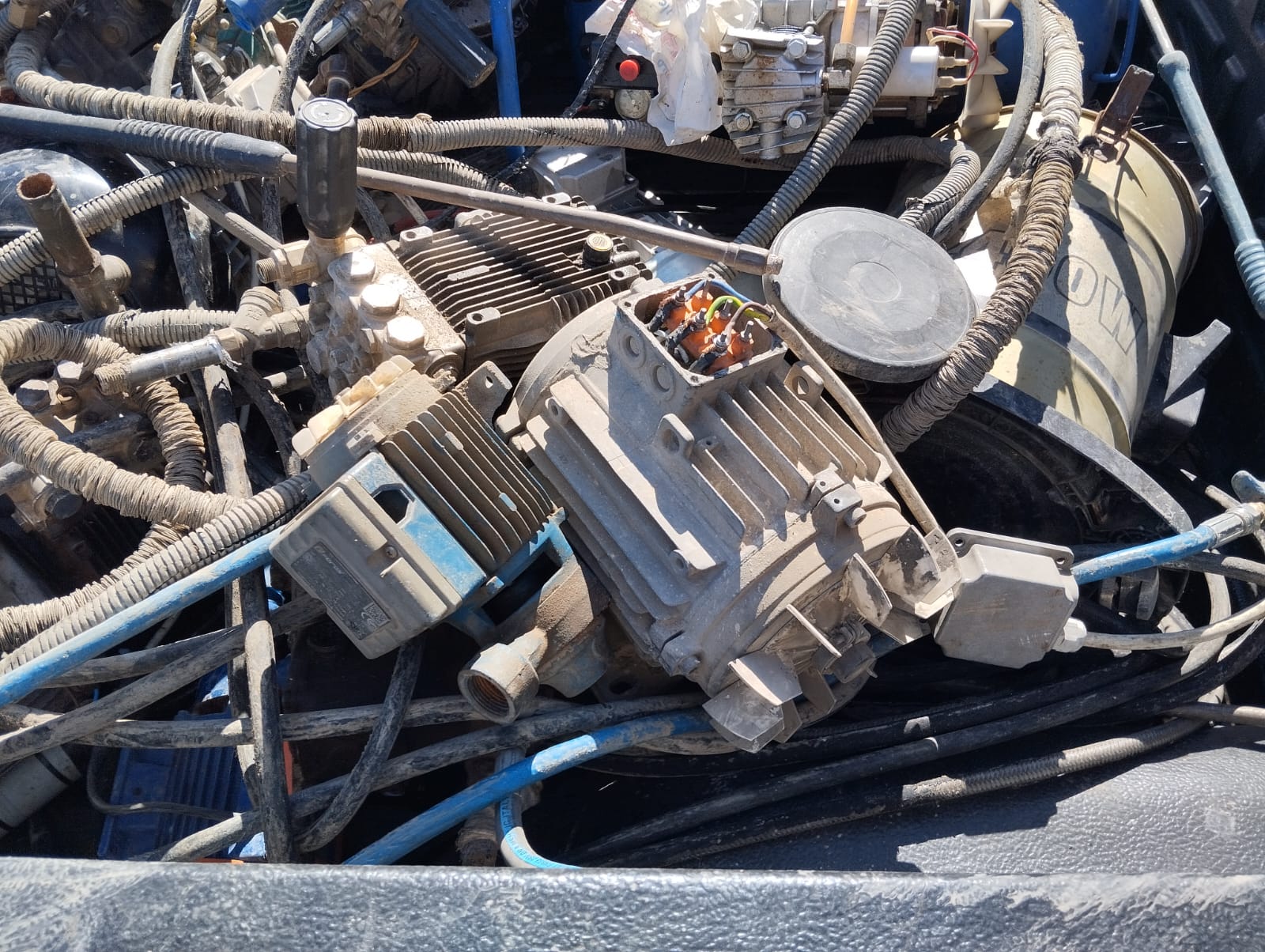 صورة حول : وزارة المياه تضبط اعتداءات على خط رئيسي في الحسينية وزارة المياه تضبط اعتداءات على خط رئيسي في الحسينية