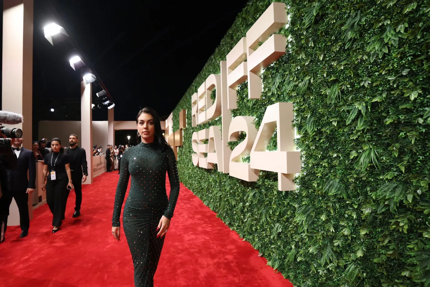 صورة حول : جورجينا تخطف الأنظار في افتتاح مهرجان البحر الأحمر 2024 جورجينا تخطف الأنظار في افتتاح مهرجان البحر الأحمر 2024