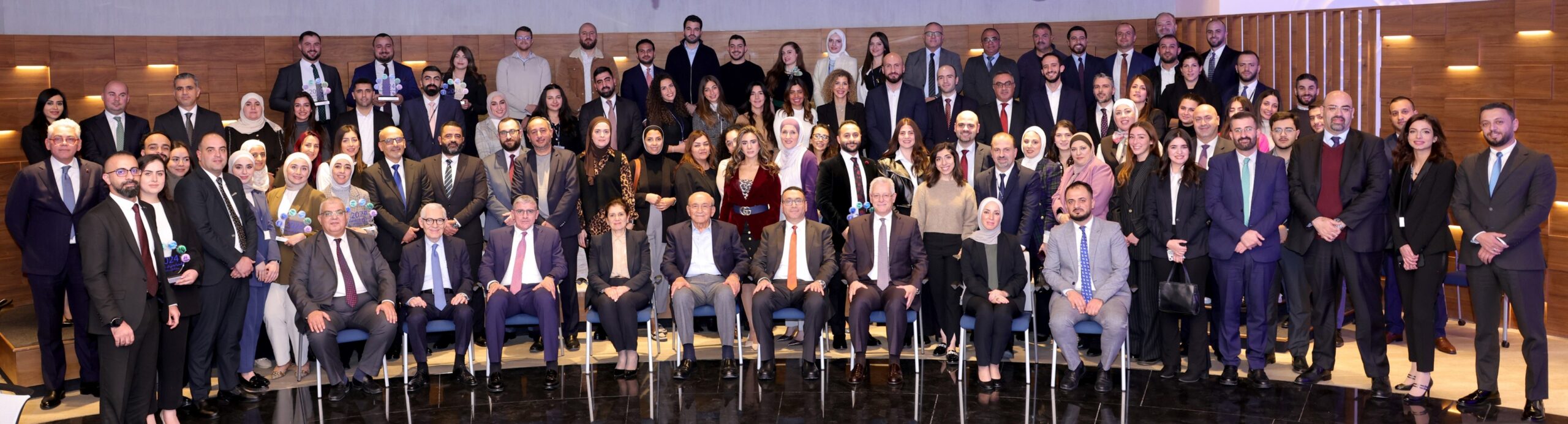 صورة حول : ضمن برنامجه للمسؤولية الاجتماعية "معاً" البنك العربي يكرّم موظفيه المتطوعين ضمن برنامجه للمسؤولية الاجتماعية "معاً" البنك العربي يكرّم موظفيه المتطوعين