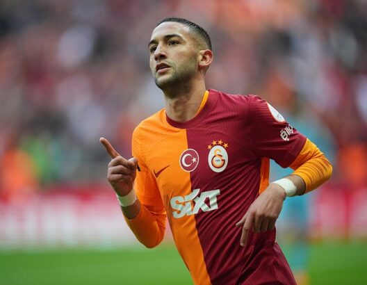 حكيم زياش يعلن رحيله عن نادي غلطة سراي