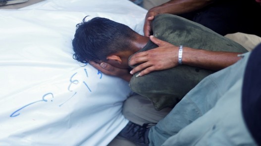 الجيش الاسرائيلي يقصف مدرسة للنازحين في خانيونس ( فيديو)