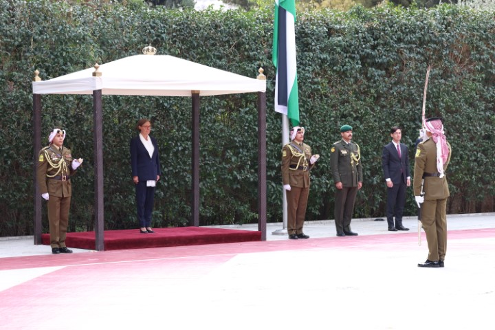 الملك يتقبل أوراق اعتماد سفراء ( صور )