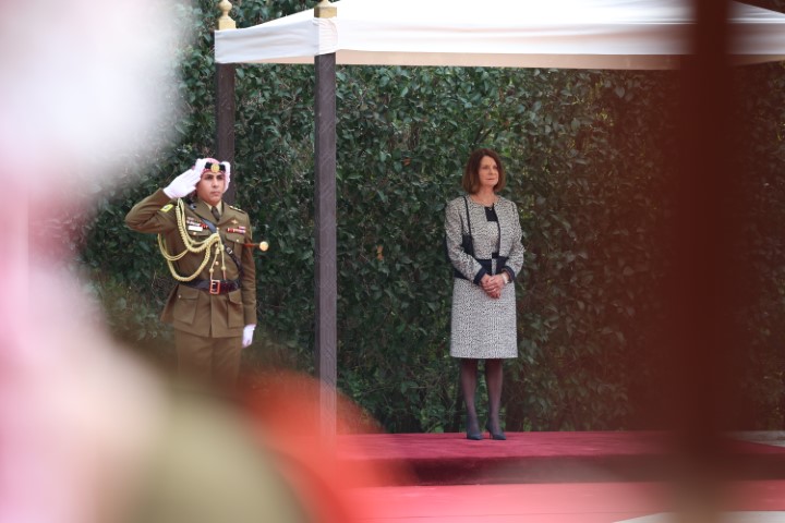 الملك يتقبل أوراق اعتماد سفراء ( صور )