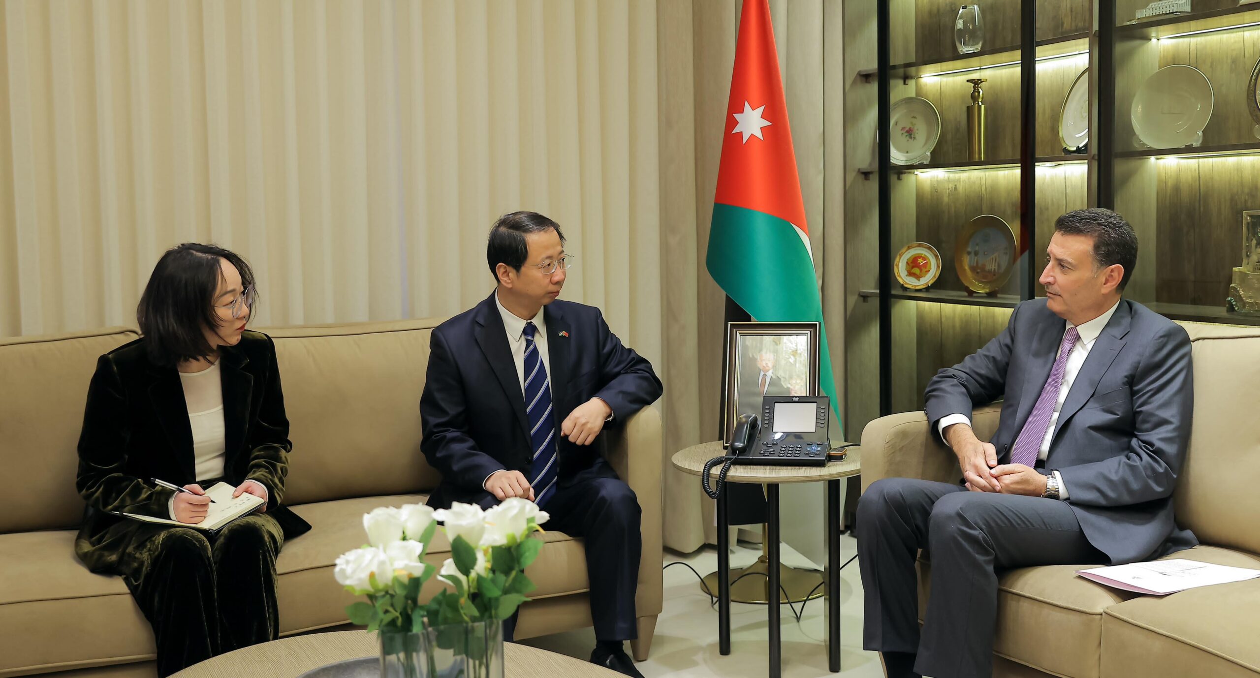 عاجل | الصفدي يلتقي السفير الصيني