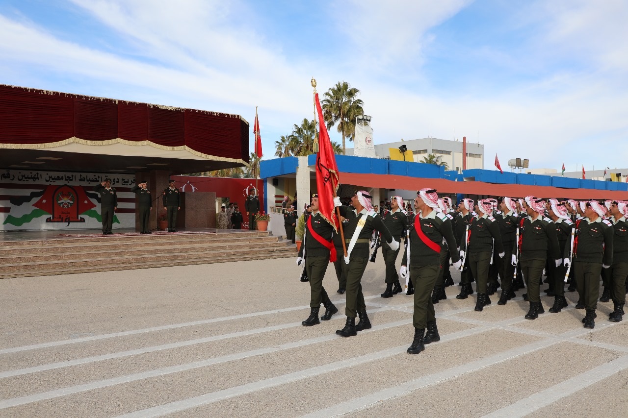 صورة حول : تخريج دورة الضباط الجامعيين المهنيين/ذكور 25 تخريج دورة الضباط الجامعيين المهنيين/ذكور 25