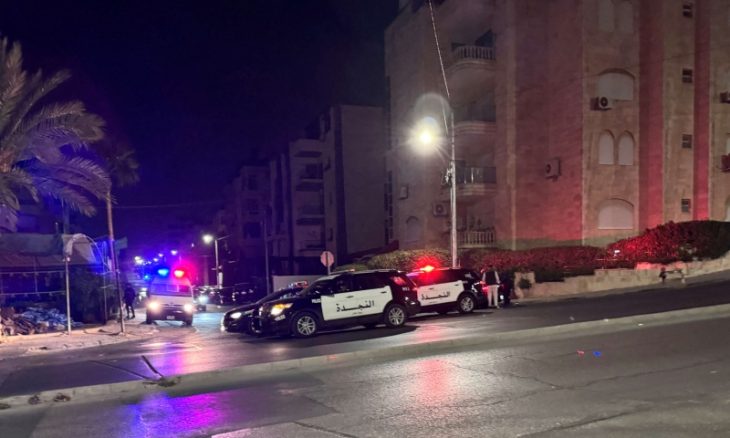 صورة حول : عاجل | تصادم مروع في الموقر يودي بحياة 3 أشخاص وإصابة اخرين .. فيديو عاجل | تصادم مروع في الموقر يودي بحياة 3 أشخاص وإصابة اخرين .. فيديو