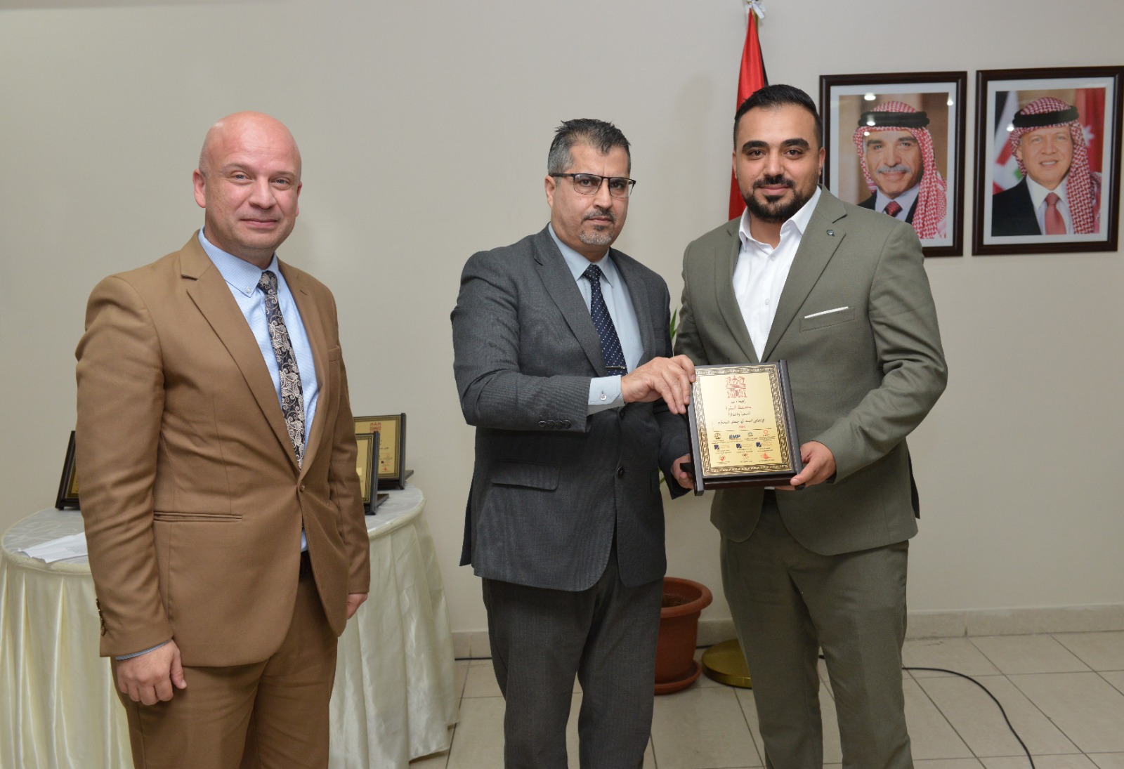 صورة حول : جامعة البترا تكرم خريجيها من الرياضيين والعاملين في القطاع الرياضي جامعة البترا تكرم خريجيها من الرياضيين والعاملين في القطاع الرياضي