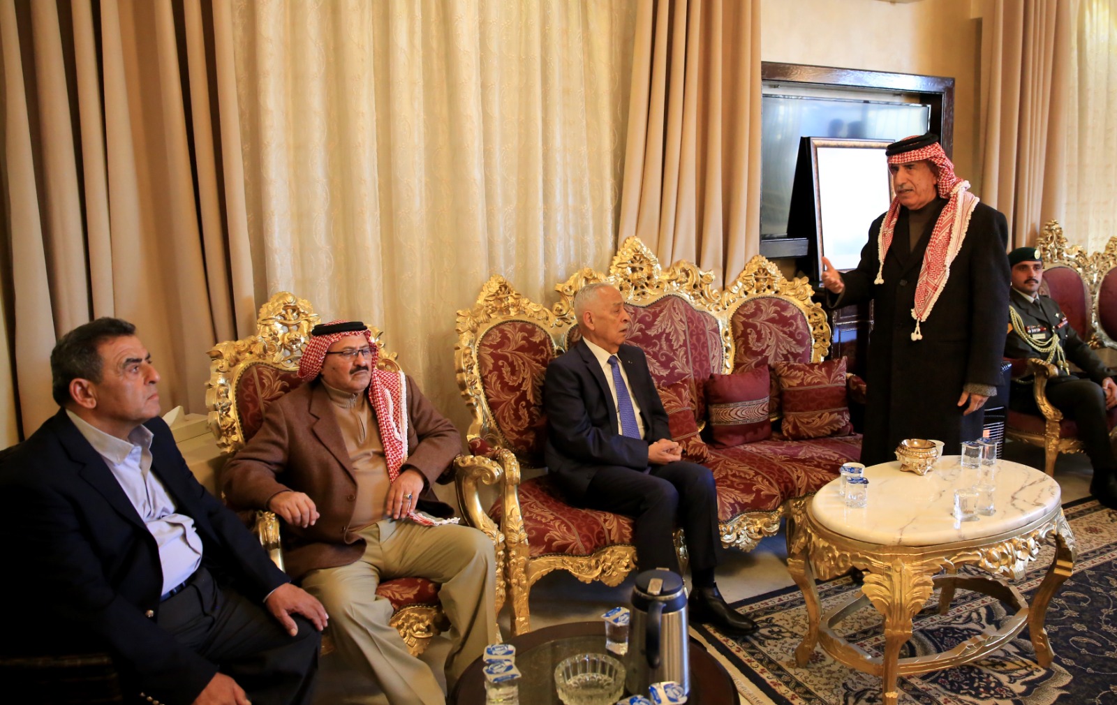 صورة حول : عاجل| مندوبا عن الملك وولي العهد.. العيسوي يعزي عشائر العبداللات والعوران وأبو رمان عاجل| مندوبا عن الملك وولي العهد.. العيسوي يعزي عشائر العبداللات والعوران وأبو رمان