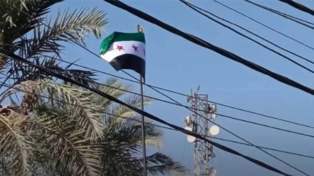 بعد سقوط الأسد .. رفع العلم السوري الجديد على السفارة السورية