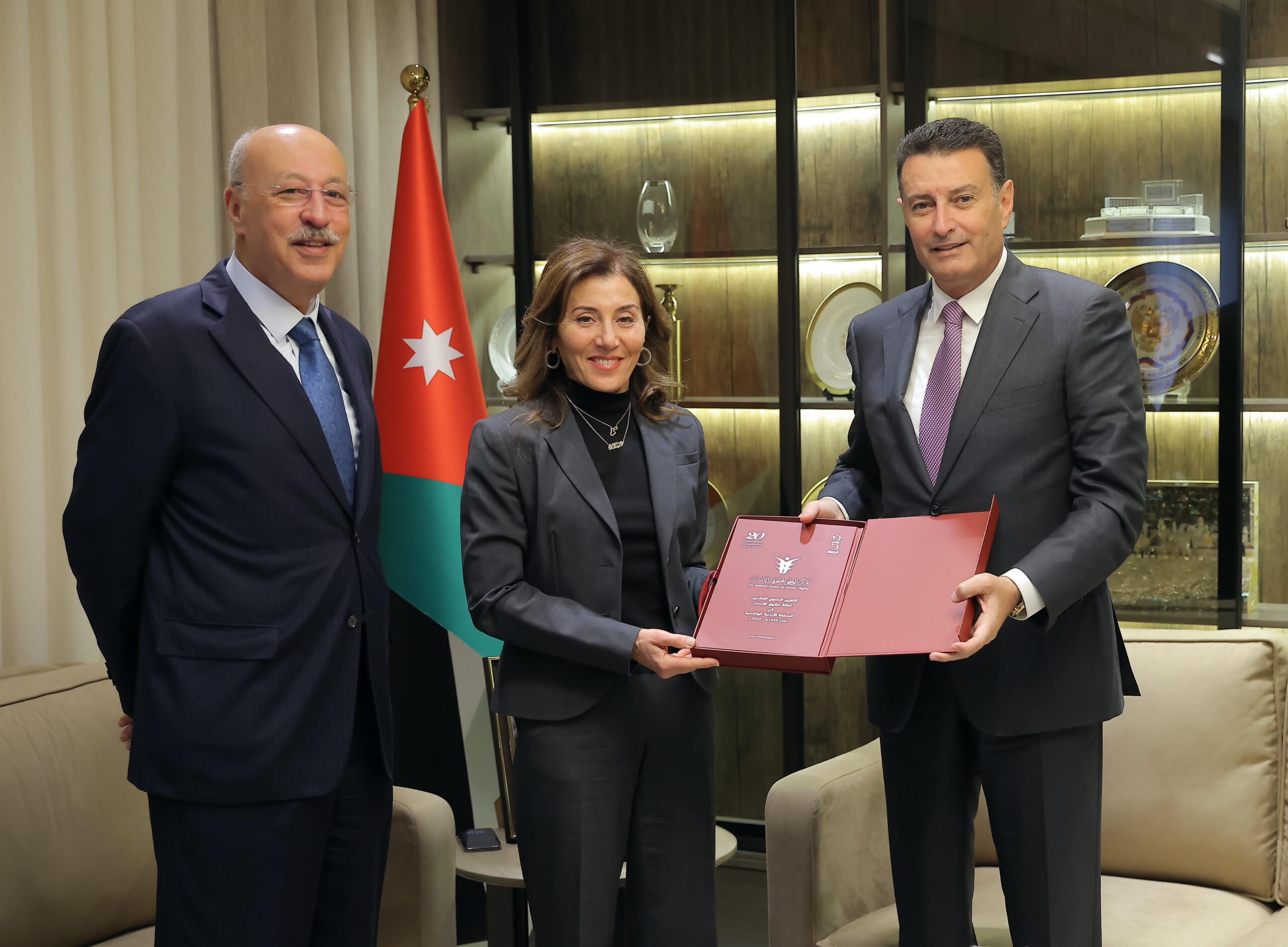 عاجل | الصفدي يتسلم نسخة التقرير السنوي لحالة حقوق الإنسان في المملكة