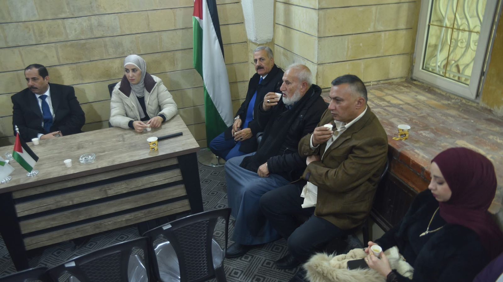 صورة حول : نواب حزب الاتحاد الوطني الأردني يلتقون أعضاء الحزب لمناقشة القضايا الوطنية نواب حزب الاتحاد الوطني الأردني يلتقون أعضاء الحزب لمناقشة القضايا الوطنية